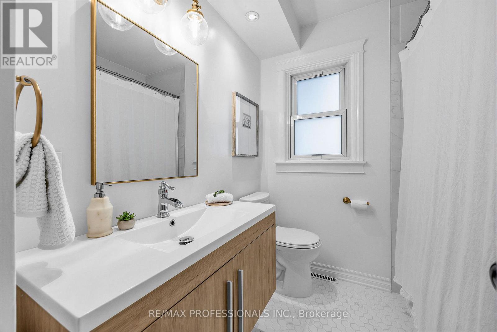 1013 CENTRE STREET S - 22