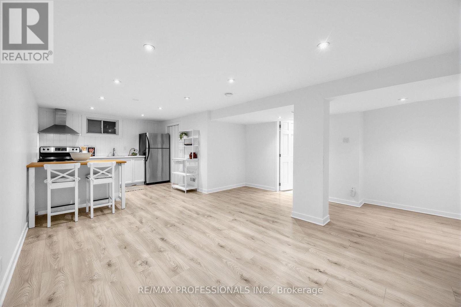 1013 CENTRE STREET S - 29