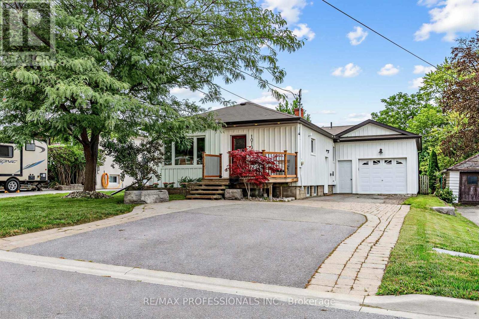 1013 CENTRE STREET S - 3