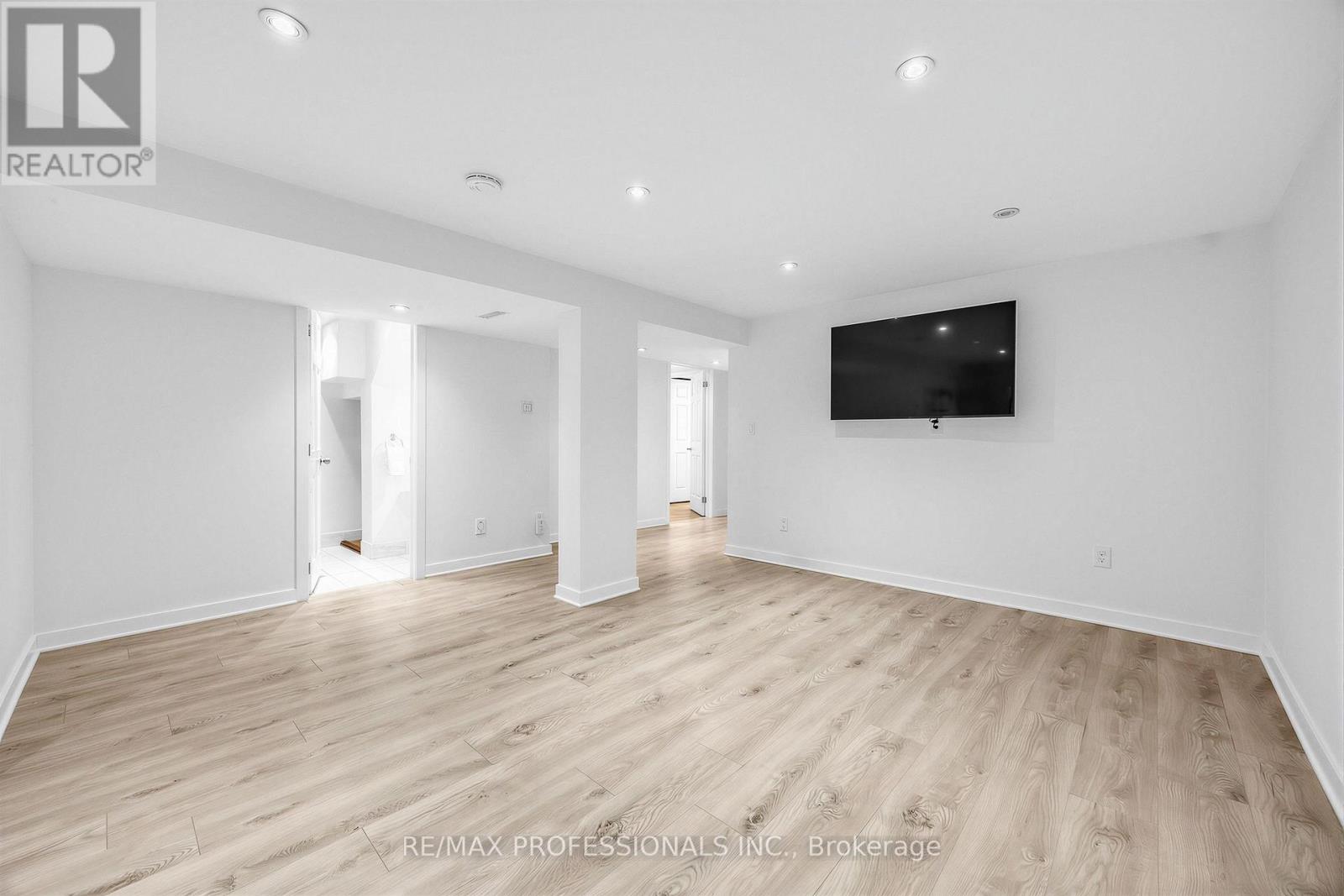 1013 CENTRE STREET S - 30