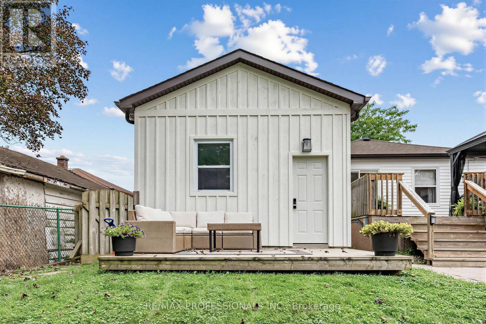 1013 CENTRE STREET S - 34