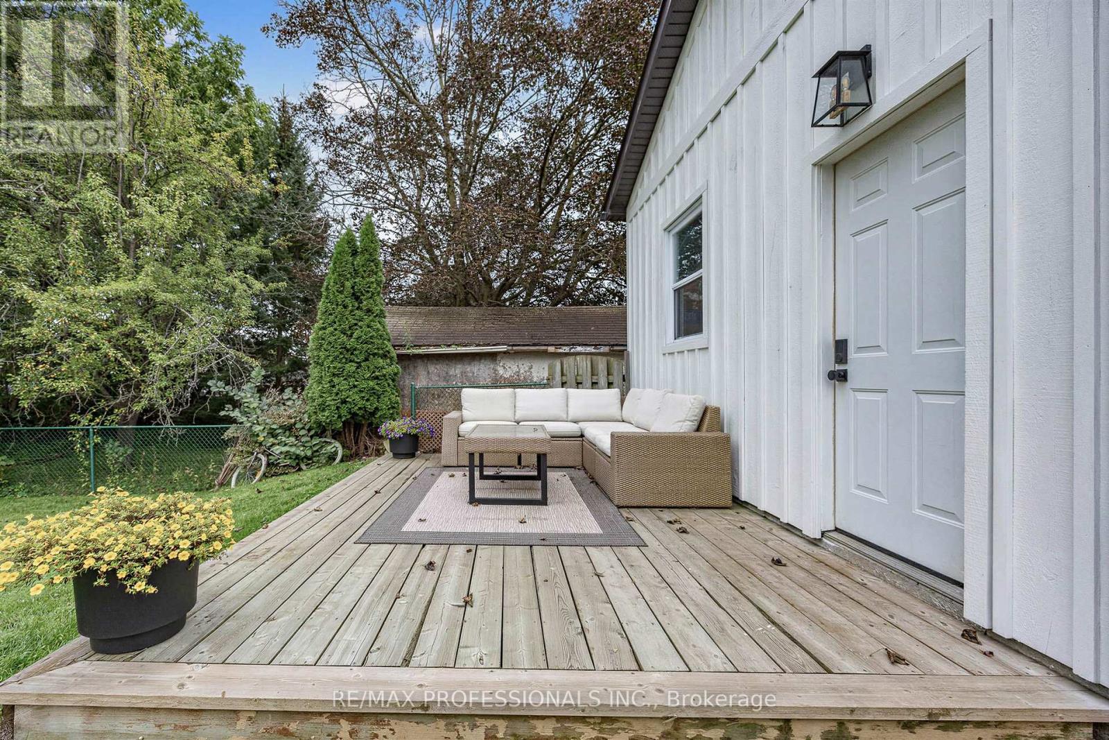 1013 CENTRE STREET S - 35