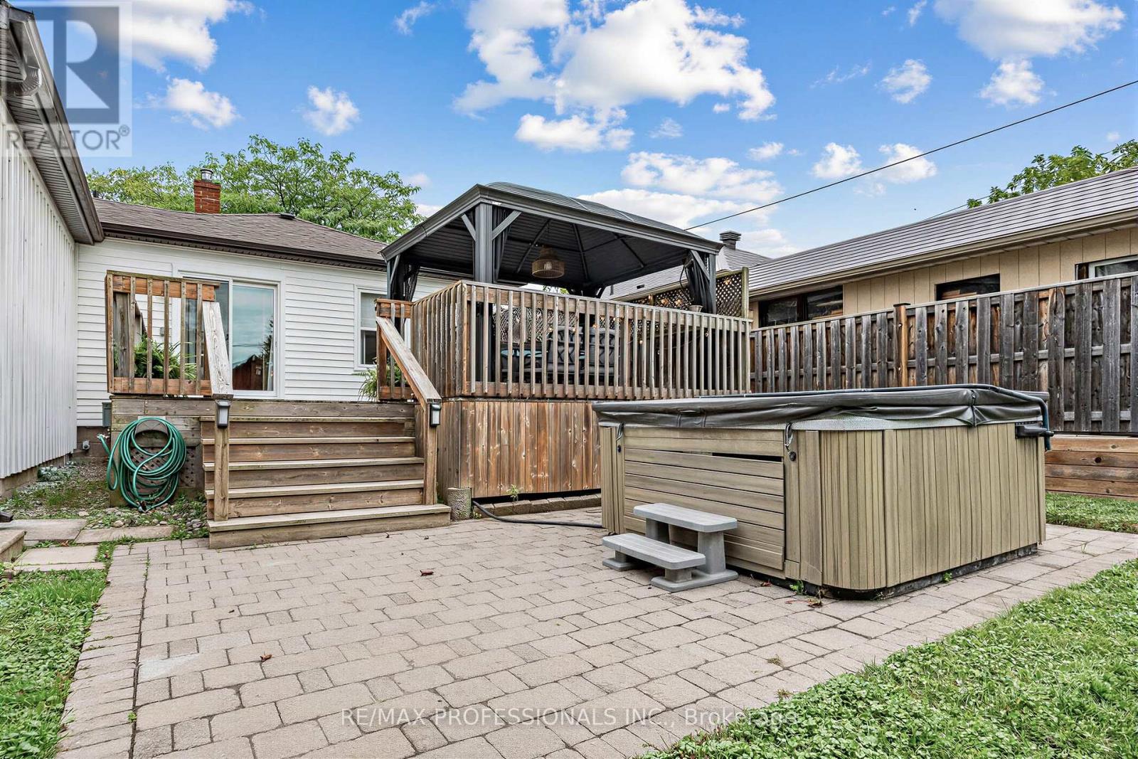 1013 CENTRE STREET S - 36