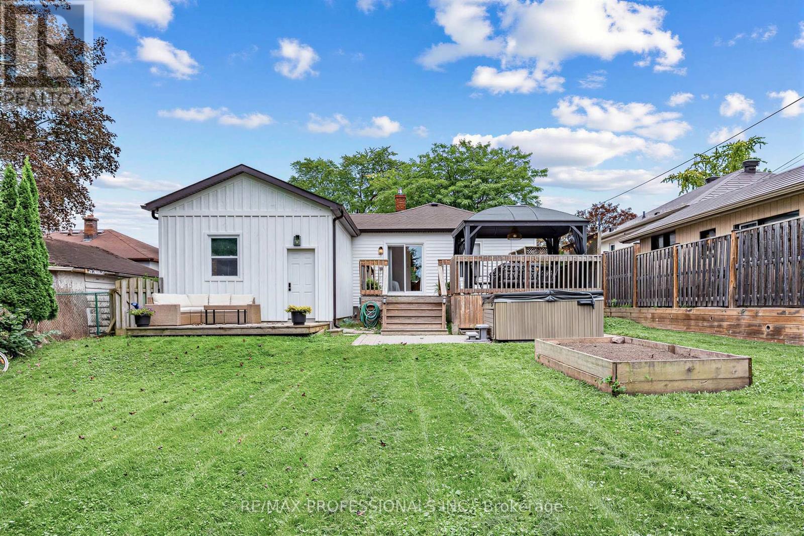 1013 CENTRE STREET S - 38