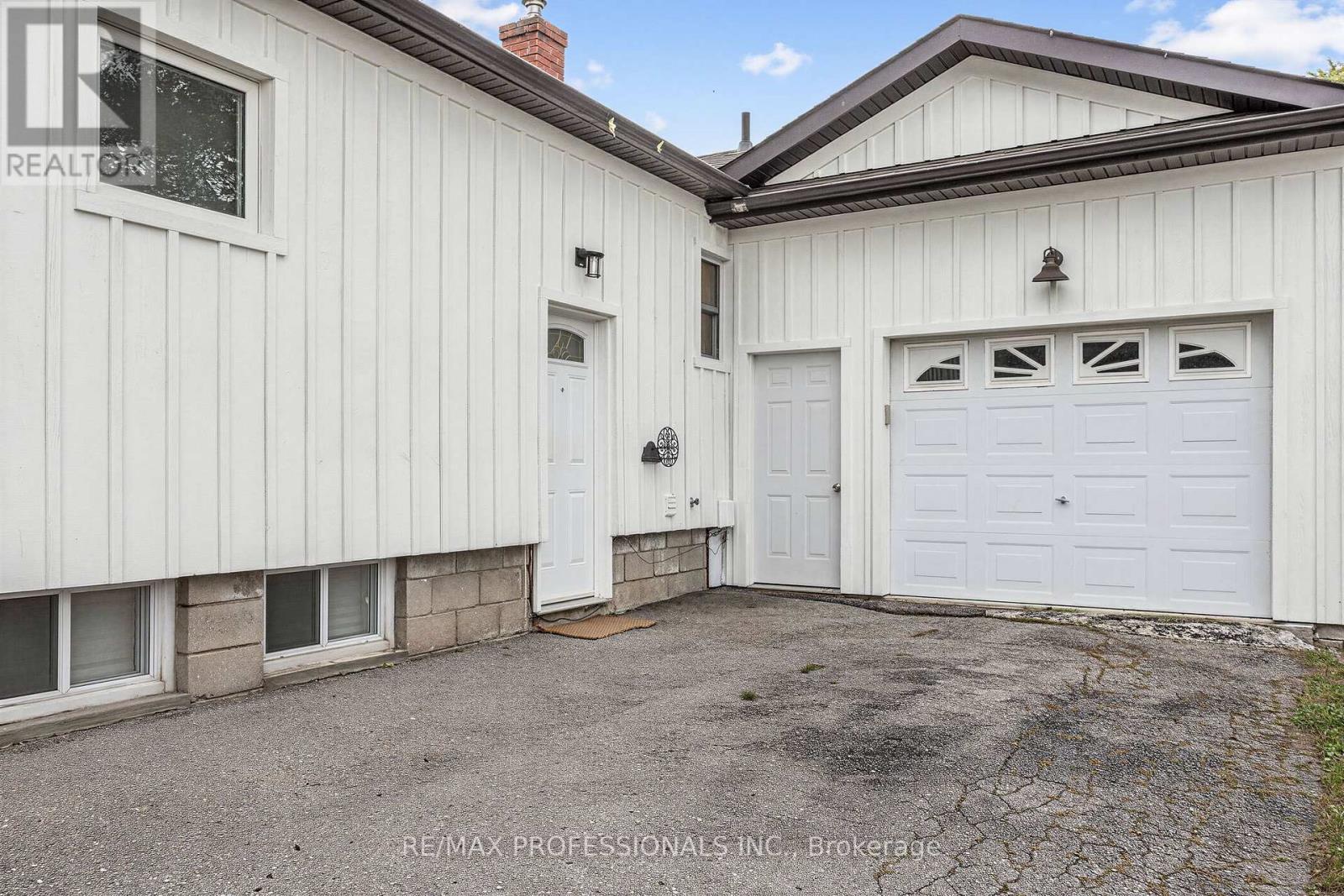 1013 CENTRE STREET S - 4