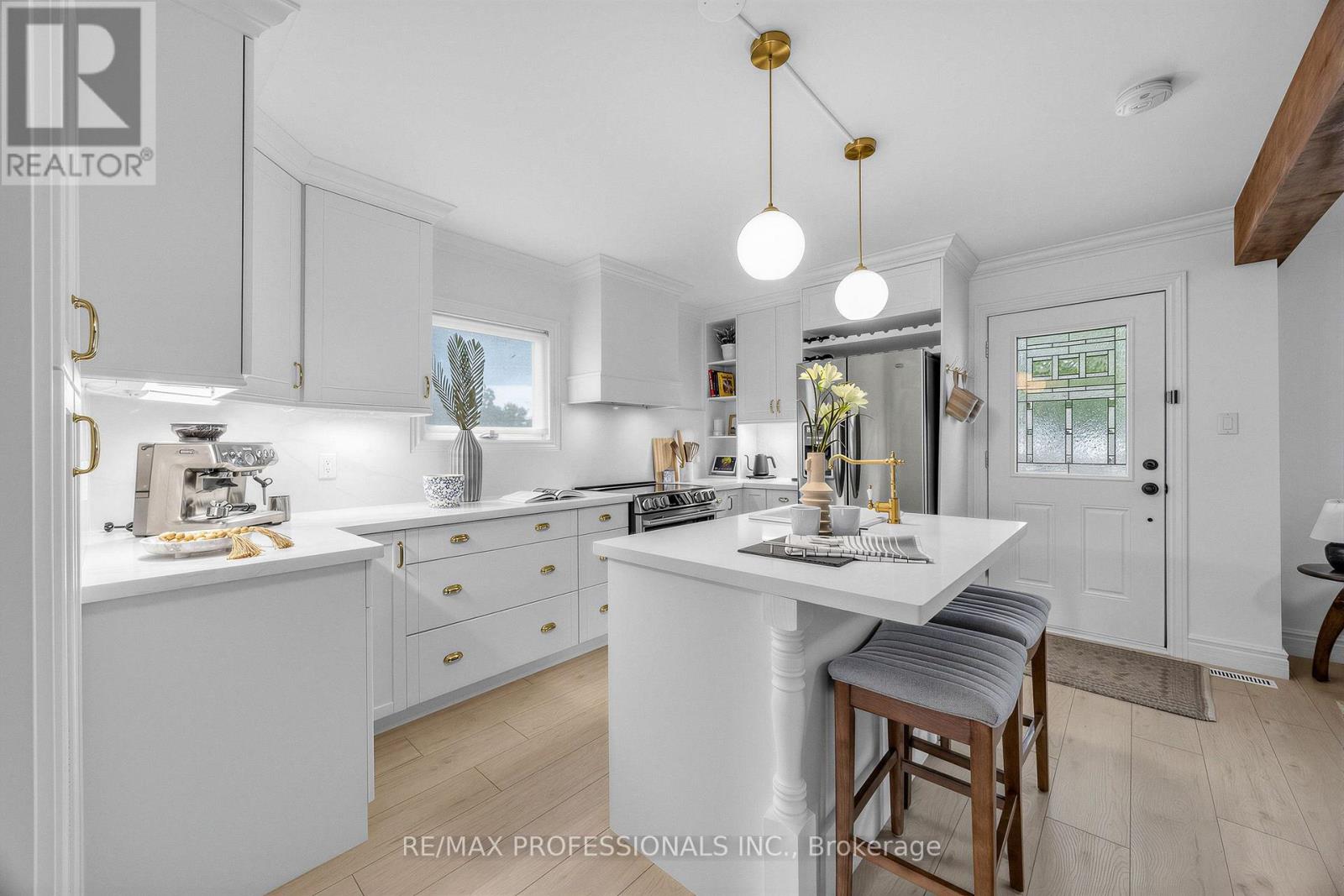 1013 CENTRE STREET S - 7