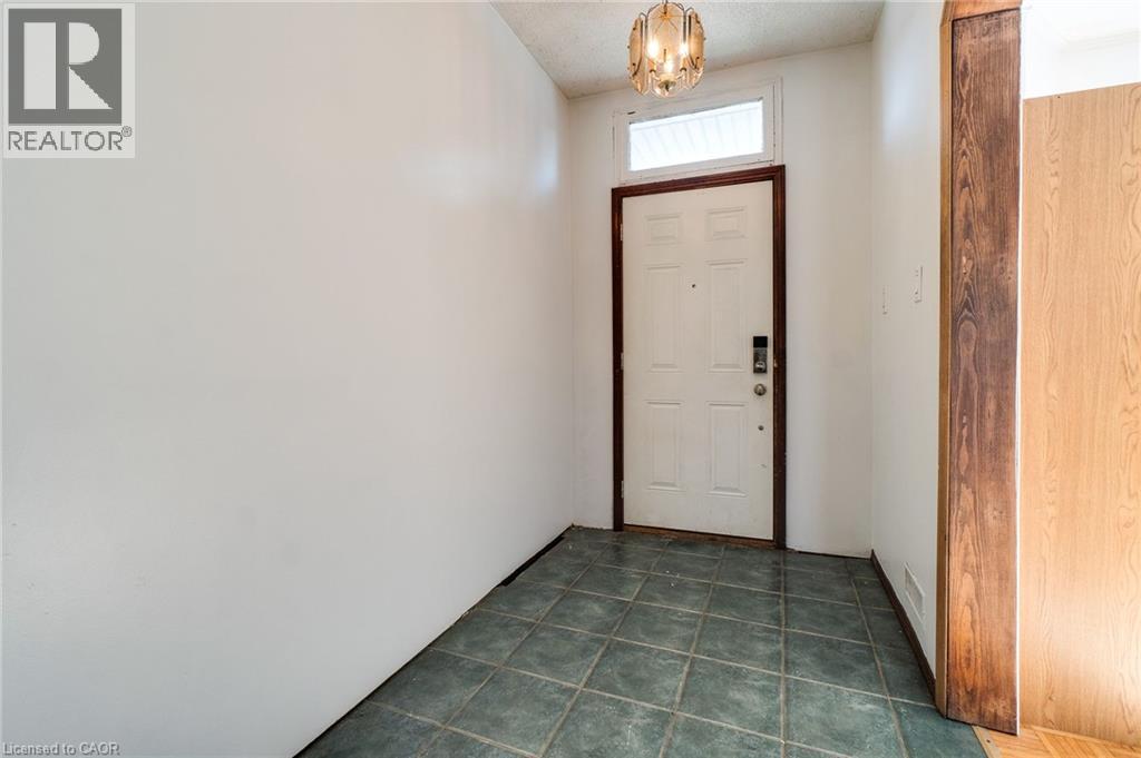 23 OAK Avenue, Hamilton — photo 5