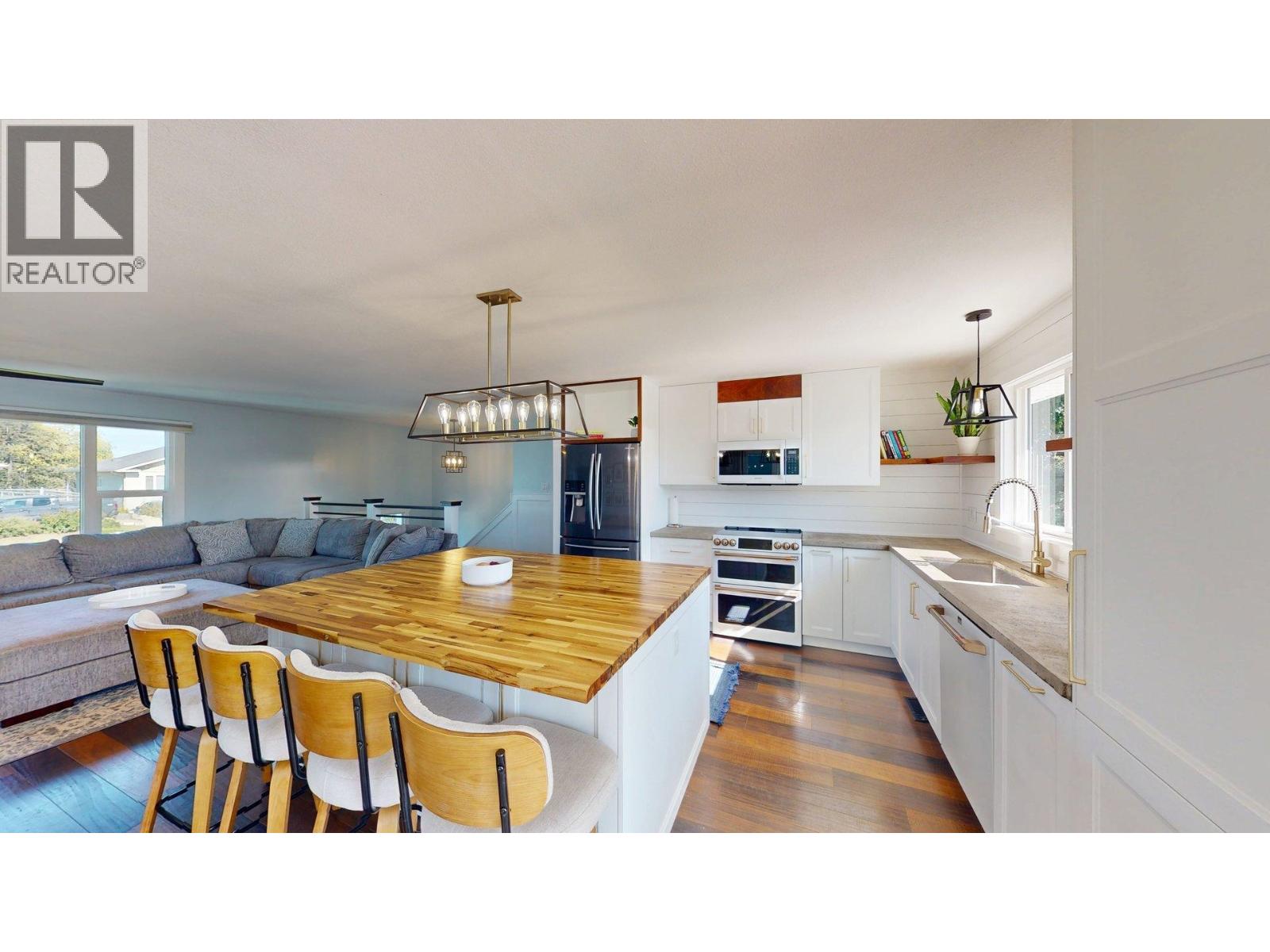 8111 96 AVENUE - 8