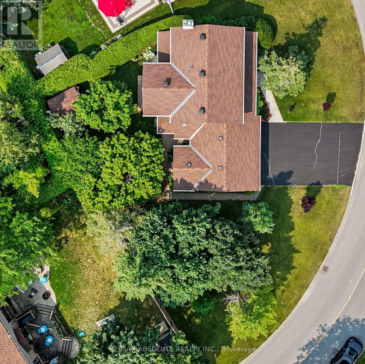 All land on the left is part of the lot!
