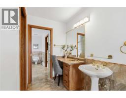 1785 Cedar Hill Cross Rd, Saanich, BC V8P2R2 Photo 25