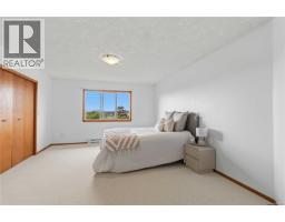 1785 Cedar Hill Cross Rd, Saanich, BC V8P2R2 Photo 35