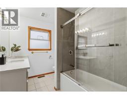 1785 Cedar Hill Cross Rd, Saanich, BC V8P2R2 Photo 41