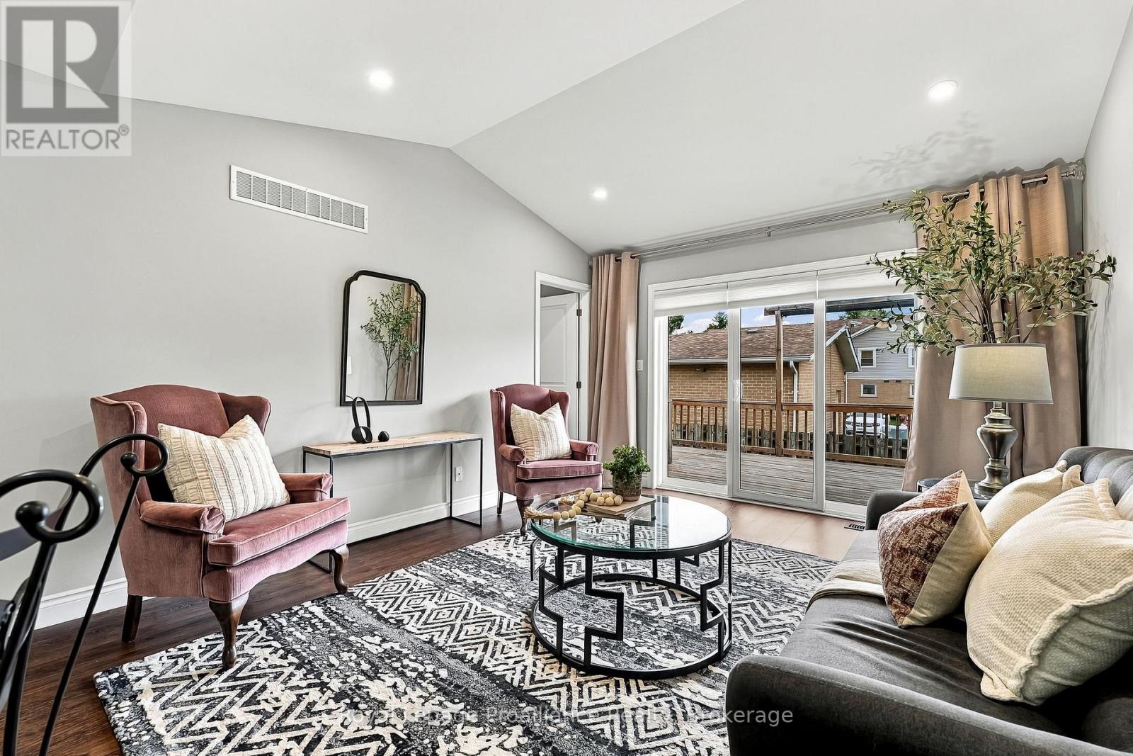 8 FERRIS COURT - 15