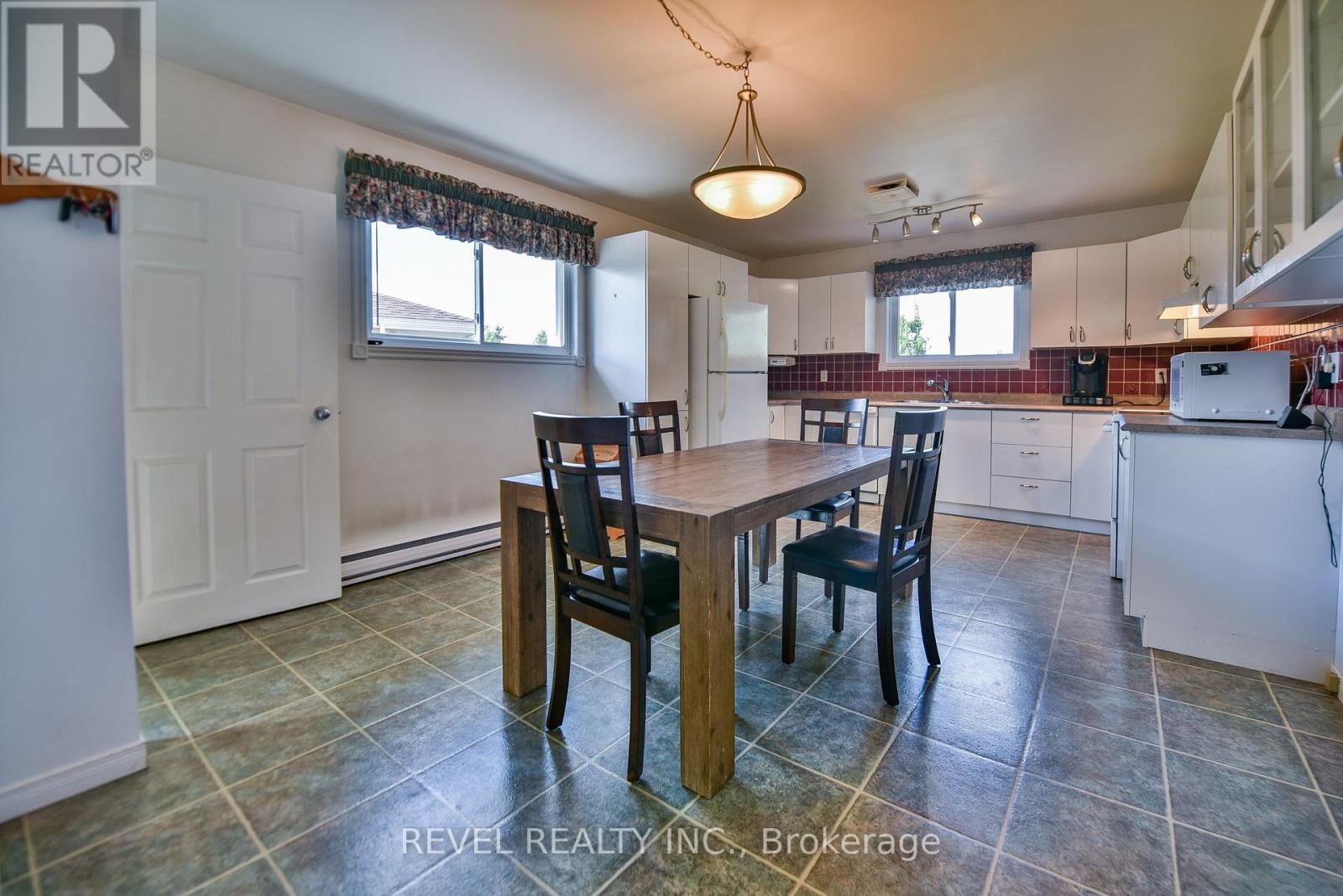 191 CAYUGA DRIVE - 13