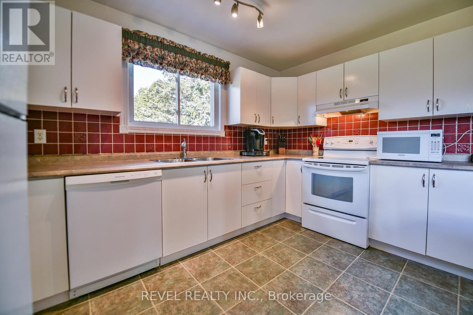 191 CAYUGA DRIVE - 17