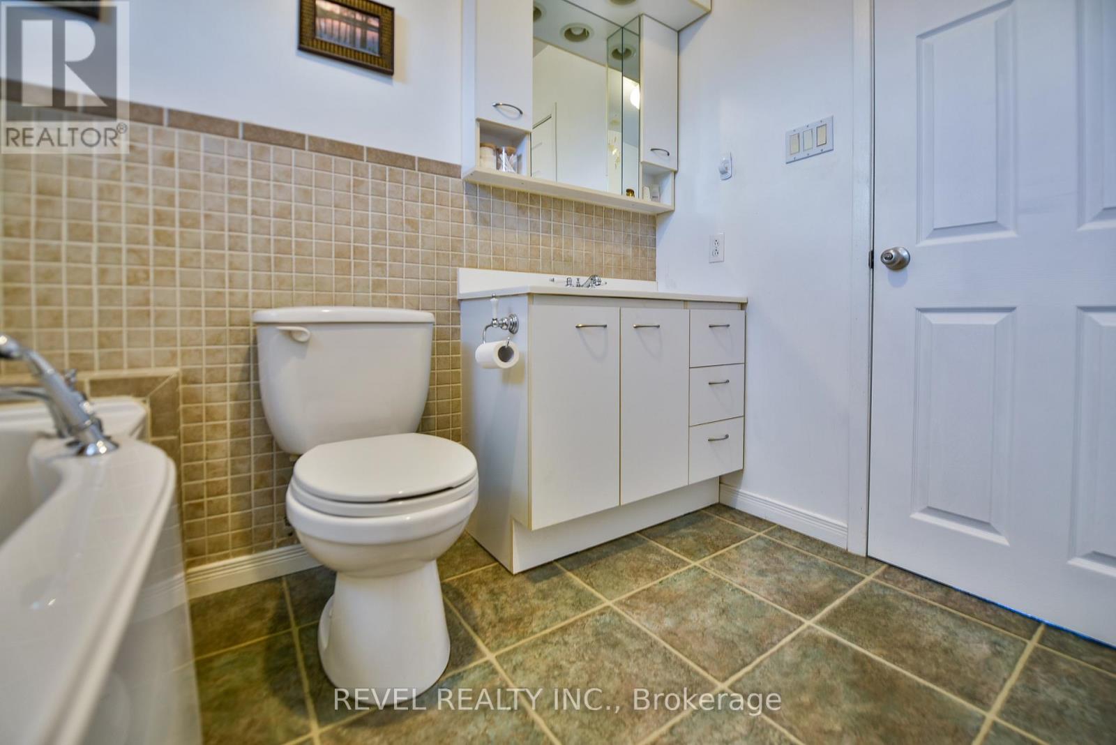 191 CAYUGA DRIVE - 33