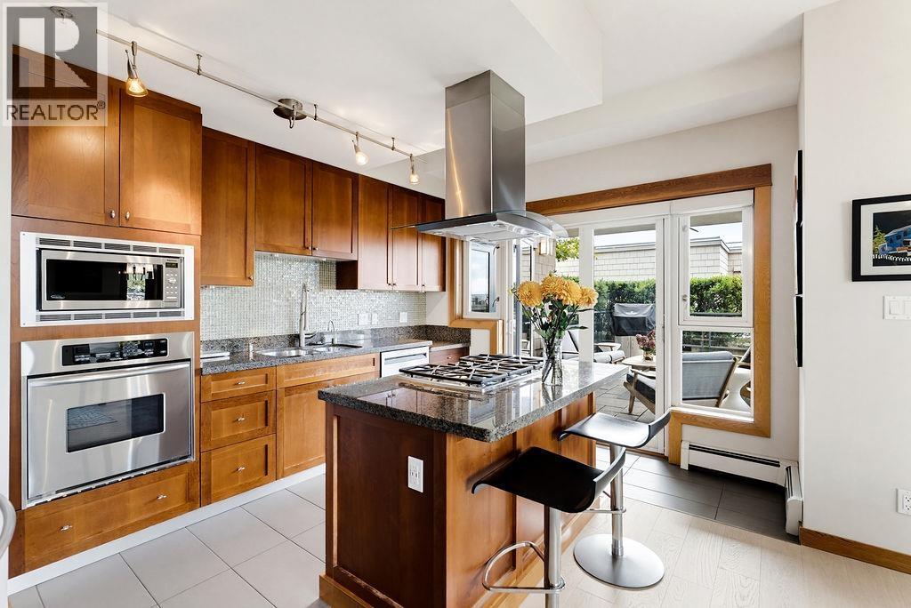 202 550 17TH STREET, West Vancouver - Image 1