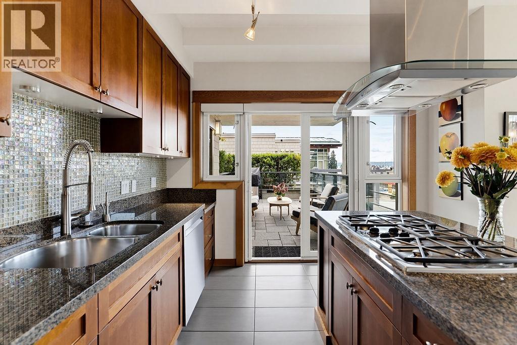 202 550 17TH STREET, West Vancouver - Image 1
