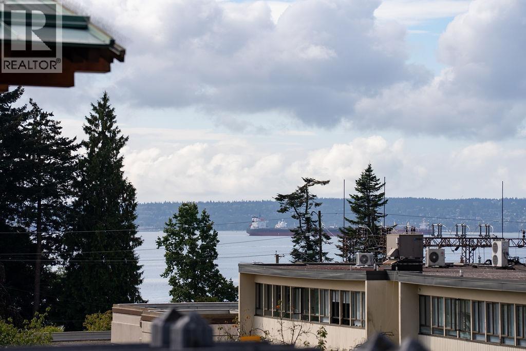 202 550 17TH STREET, West Vancouver - Image 1