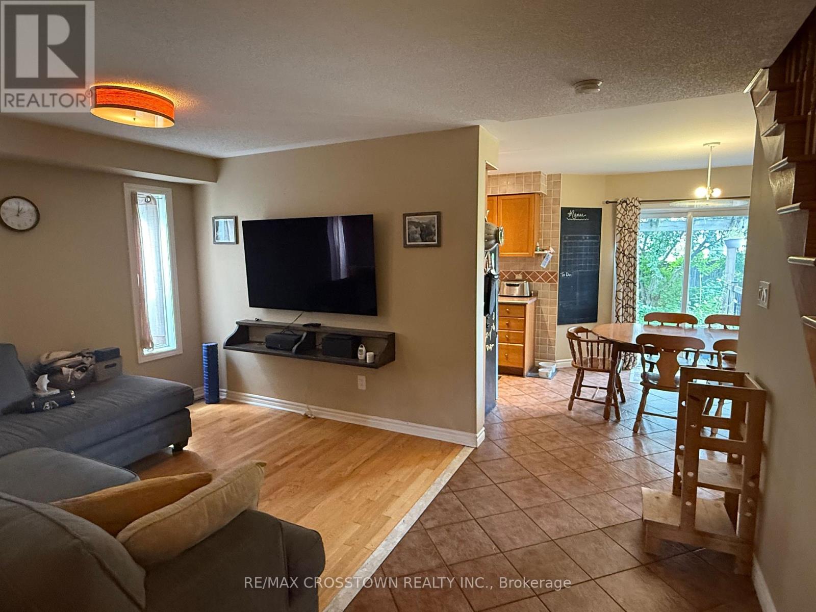 #Upper 22 Eaglestone Lane, Barrie (Ardagh), Ontario, L4N0H8, Barrie (Ardagh), Ontario — photo 3 of 5
