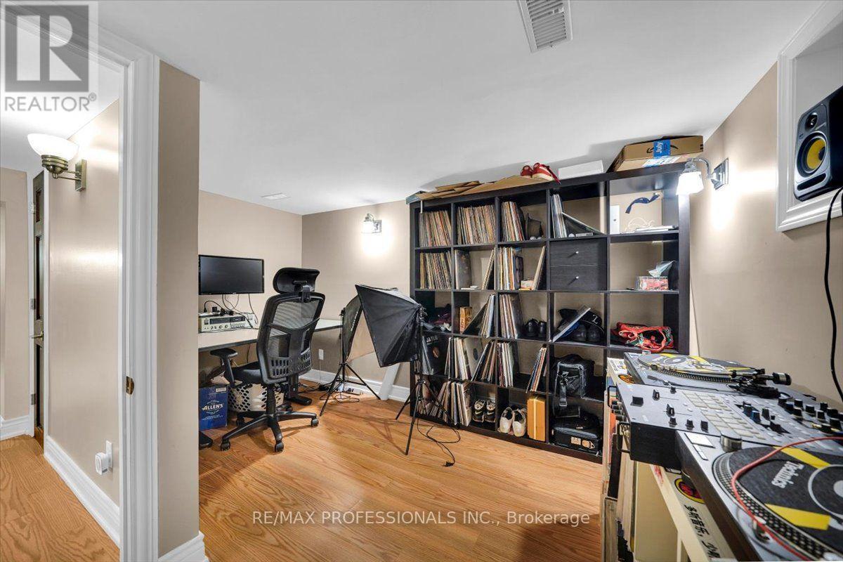 2580 LAKE SHORE BOULEVARD W - Image 38