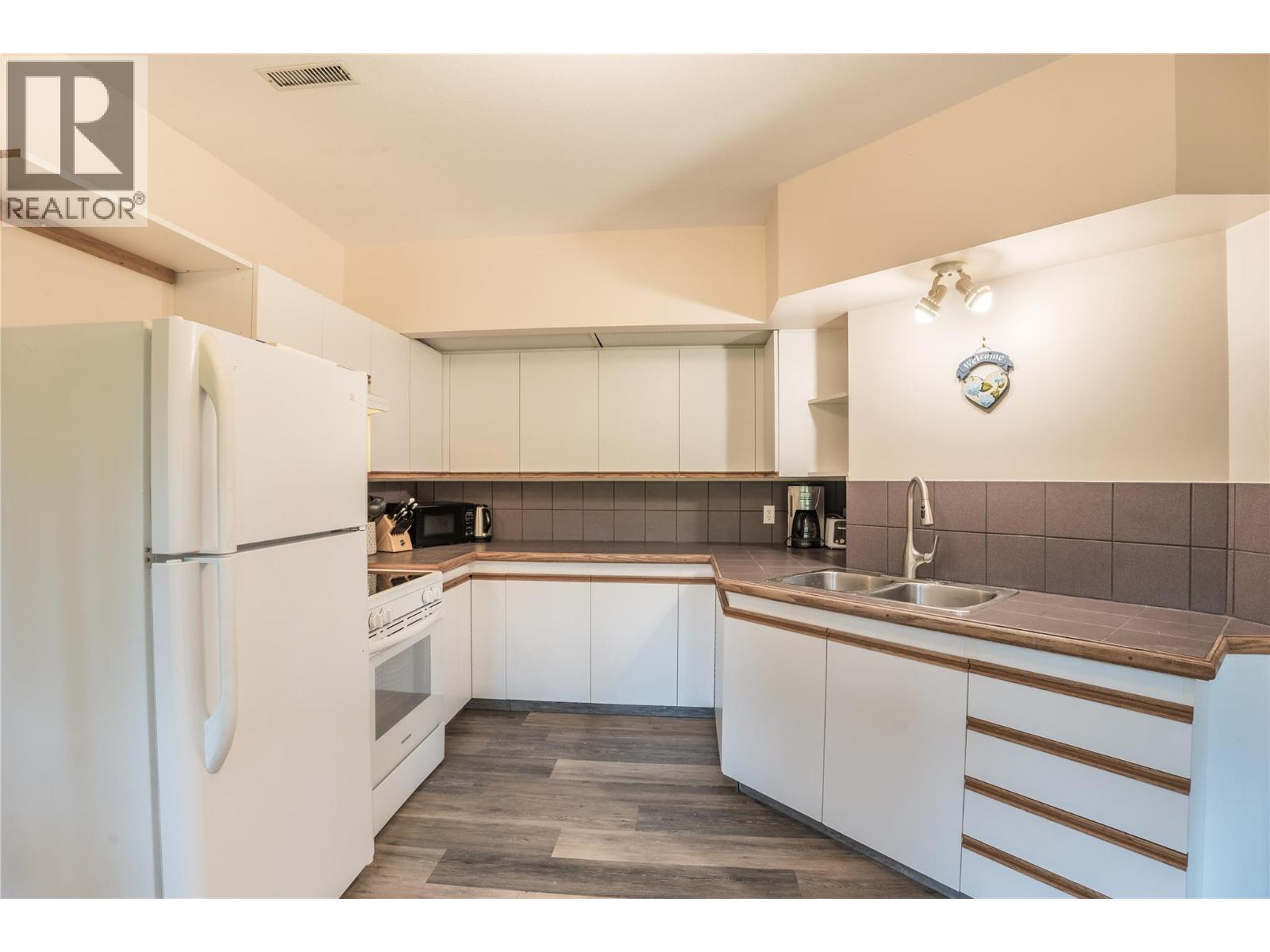 6407 Simpson Road, Summerland