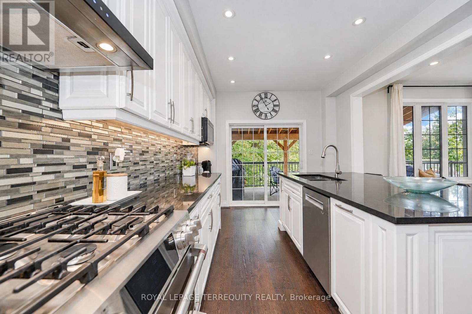 2162 DAWSON CRESCENT - 10