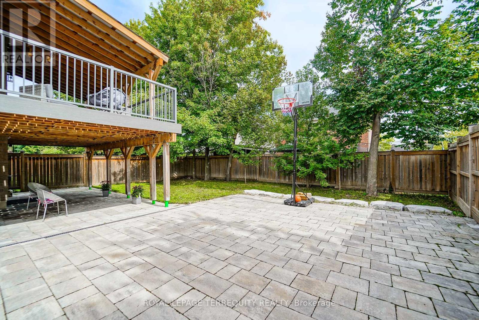 2162 DAWSON CRESCENT - 31