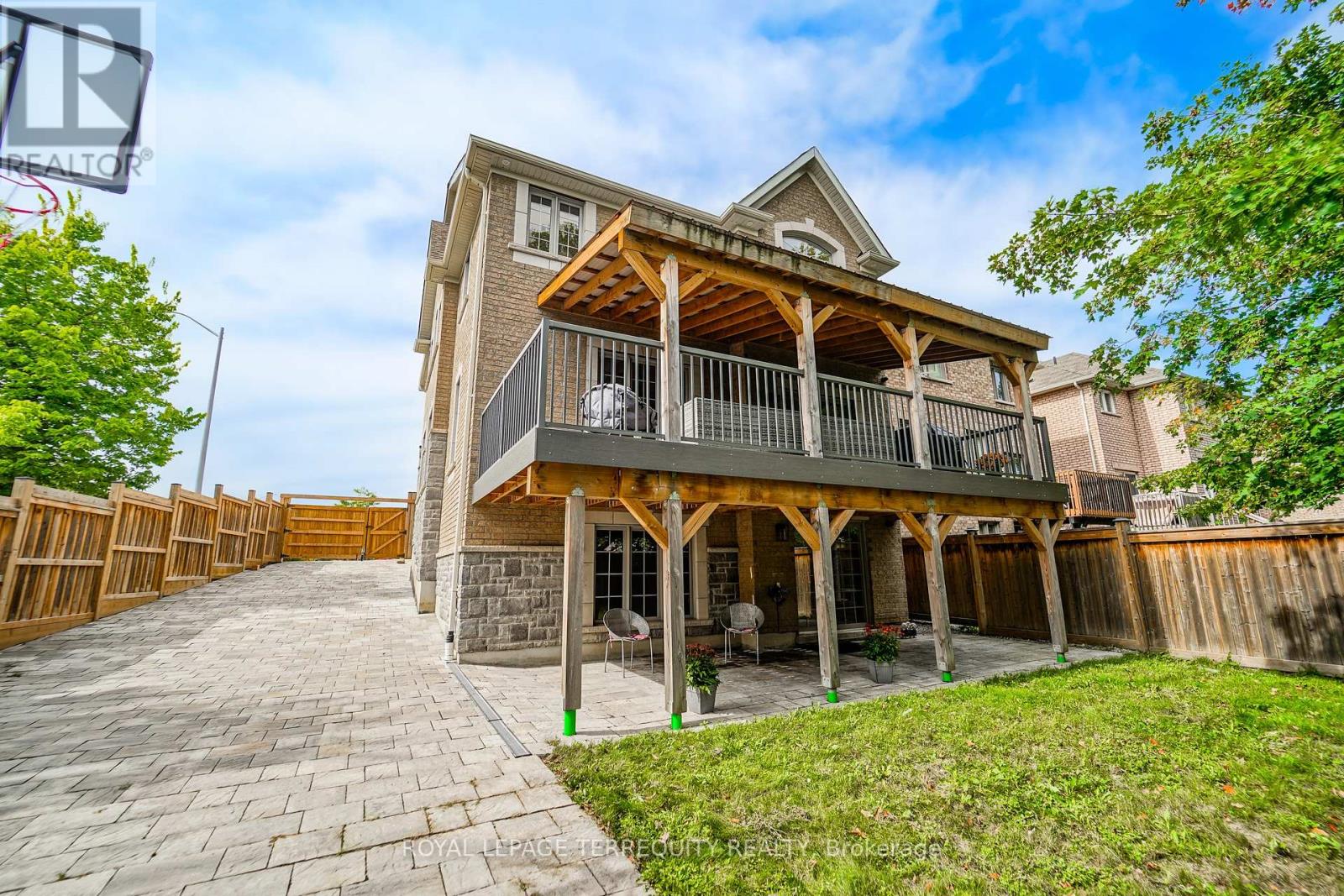 2162 DAWSON CRESCENT - 35