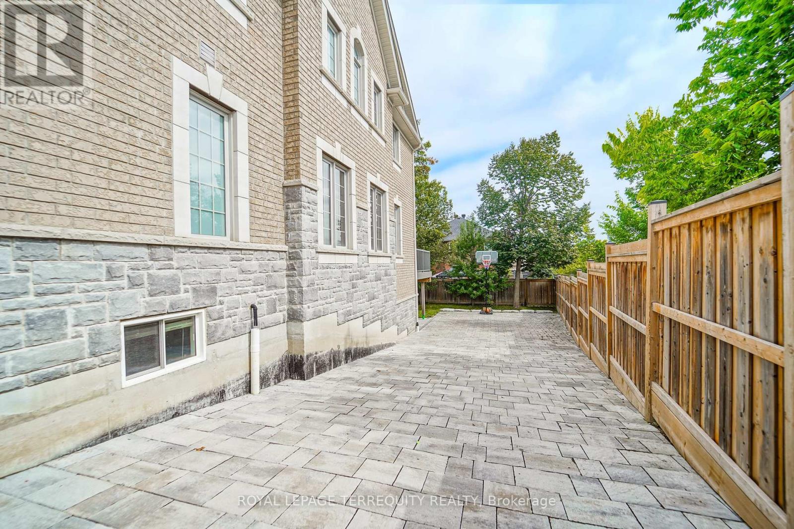 2162 DAWSON CRESCENT - 33