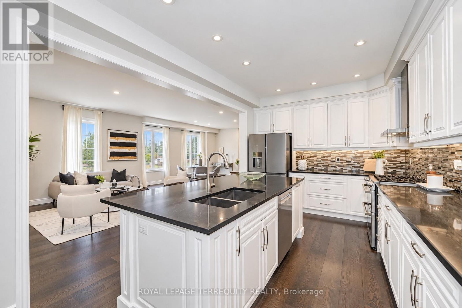 2162 DAWSON CRESCENT - 8