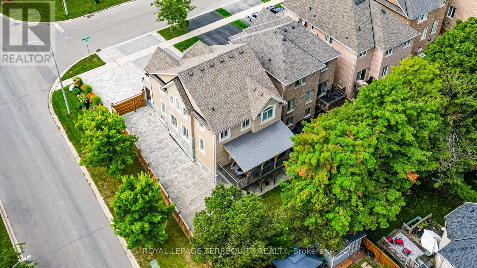 2162 DAWSON CRESCENT - 38