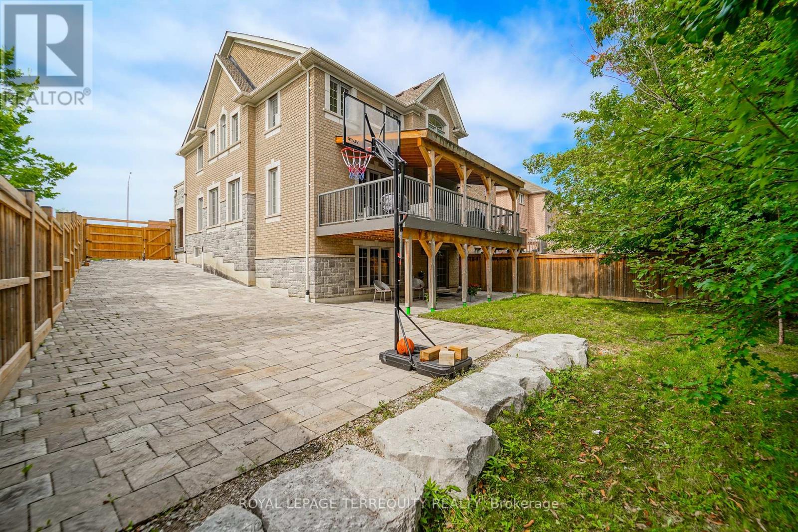 2162 DAWSON CRESCENT - 36