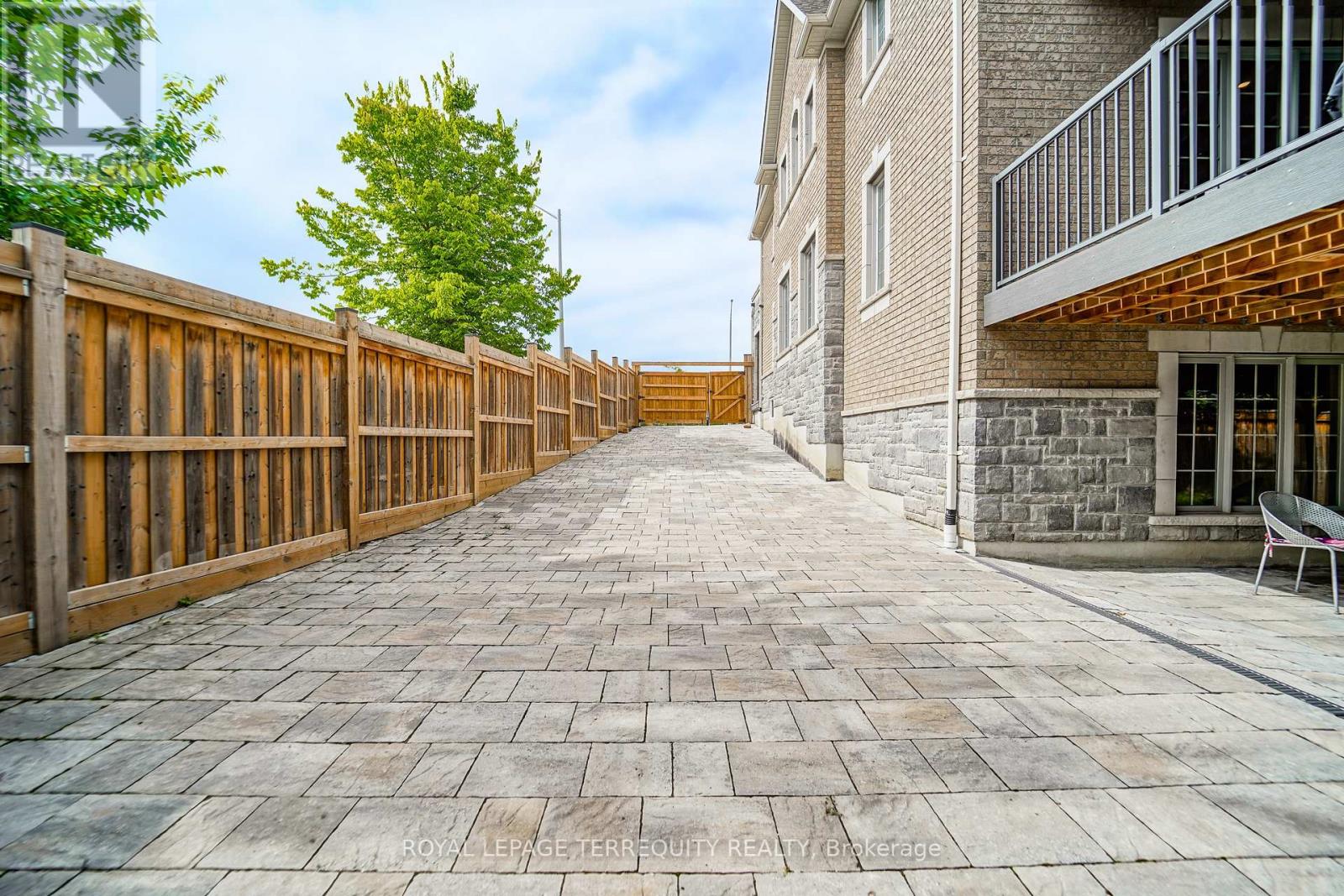 2162 DAWSON CRESCENT - 32