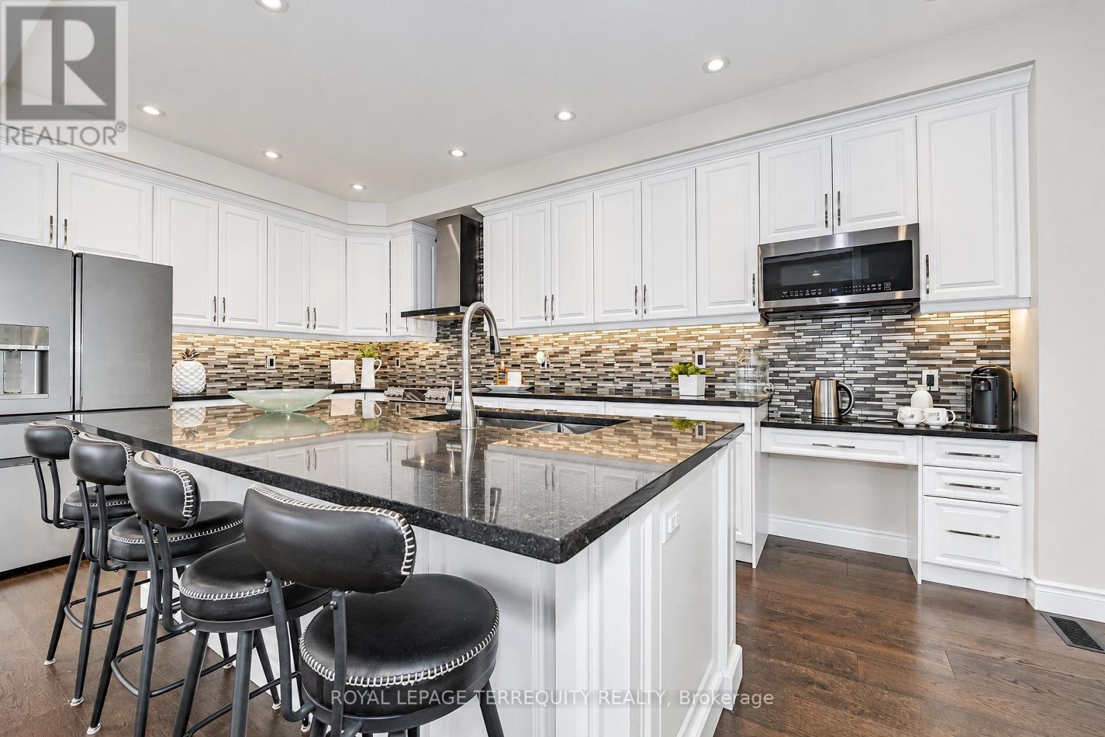 2162 DAWSON CRESCENT - 7