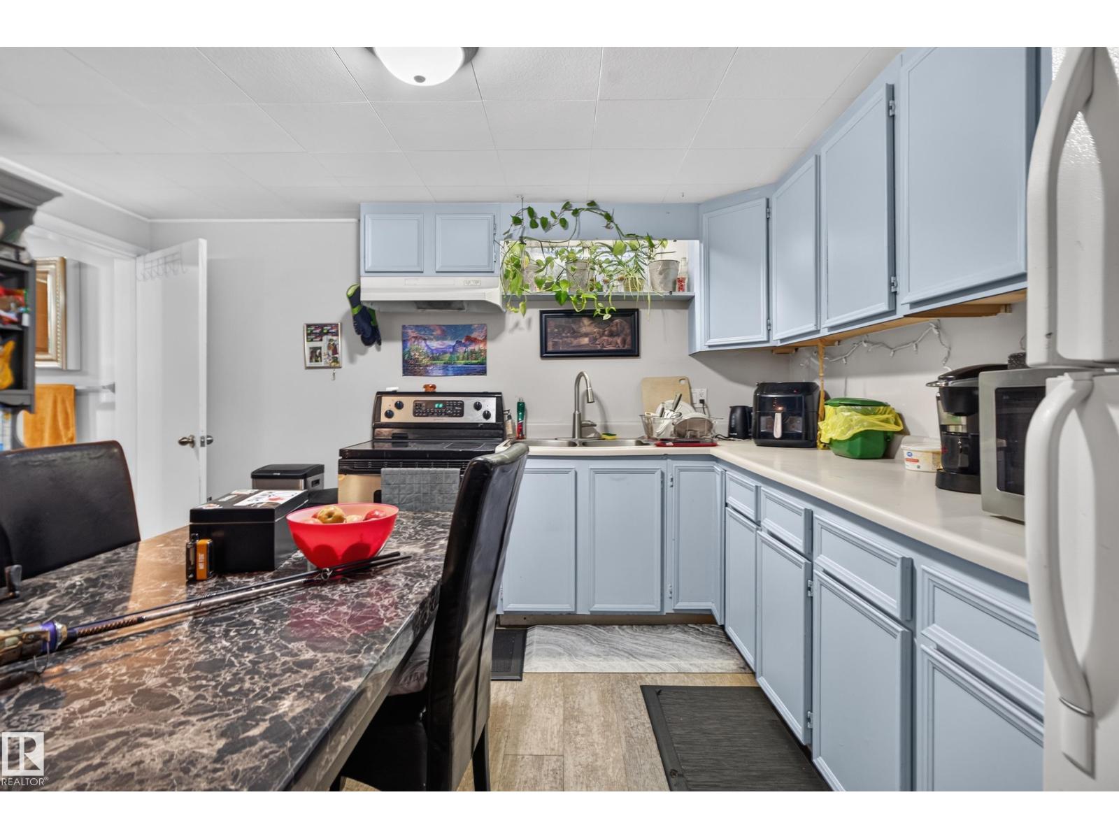 10548 40 ST NW - 22