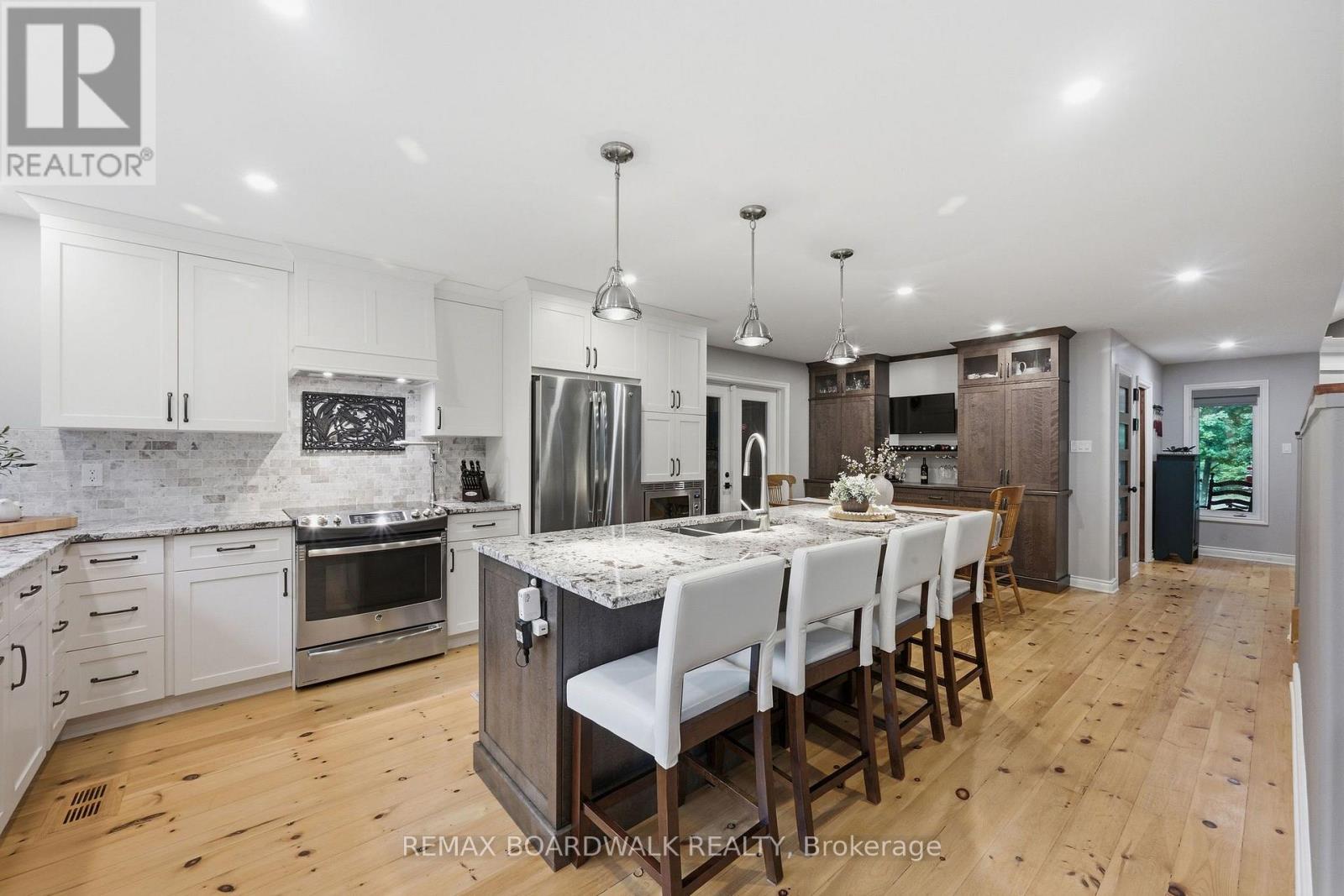 330 MEGAN DRIVE - Image 16