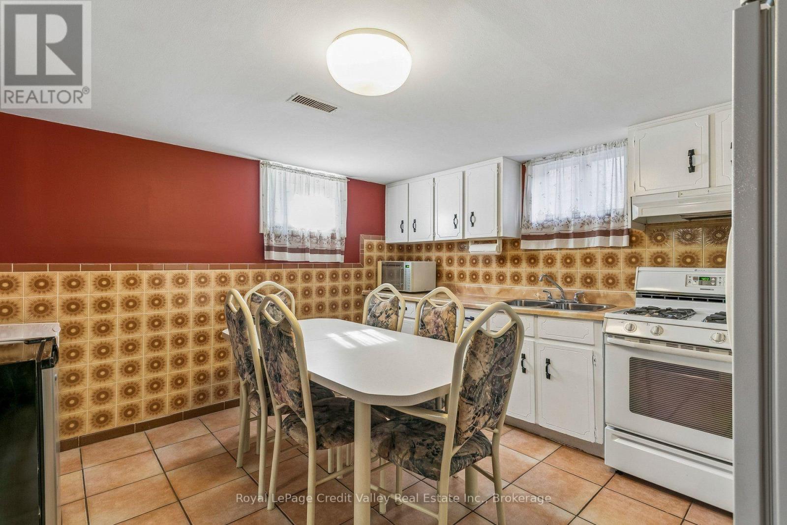 8 MILNER ROAD - 36
