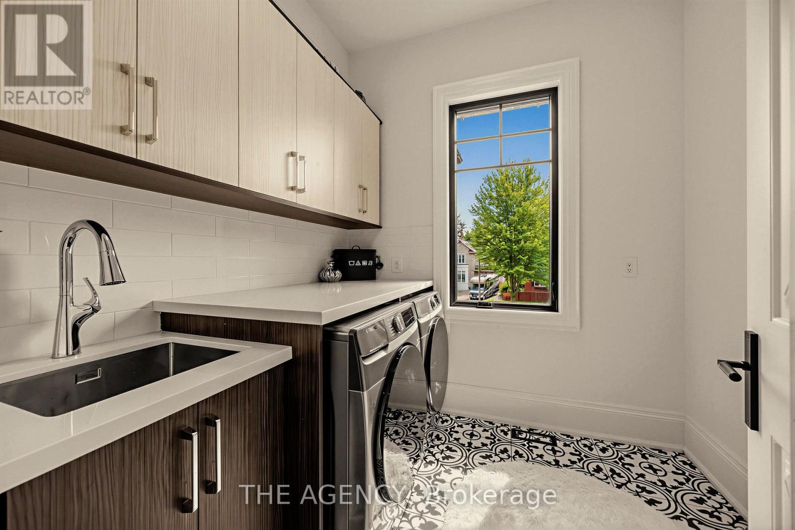 1529 VENETIA DRIVE - Image 35