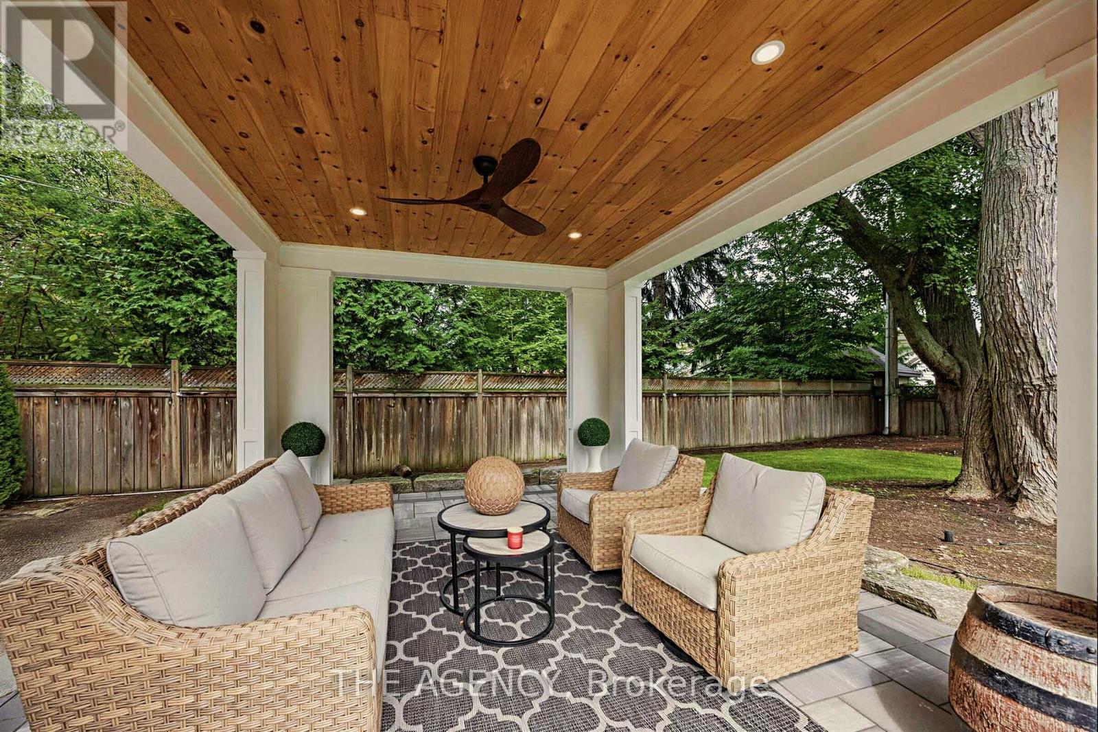 1529 VENETIA DRIVE - 44