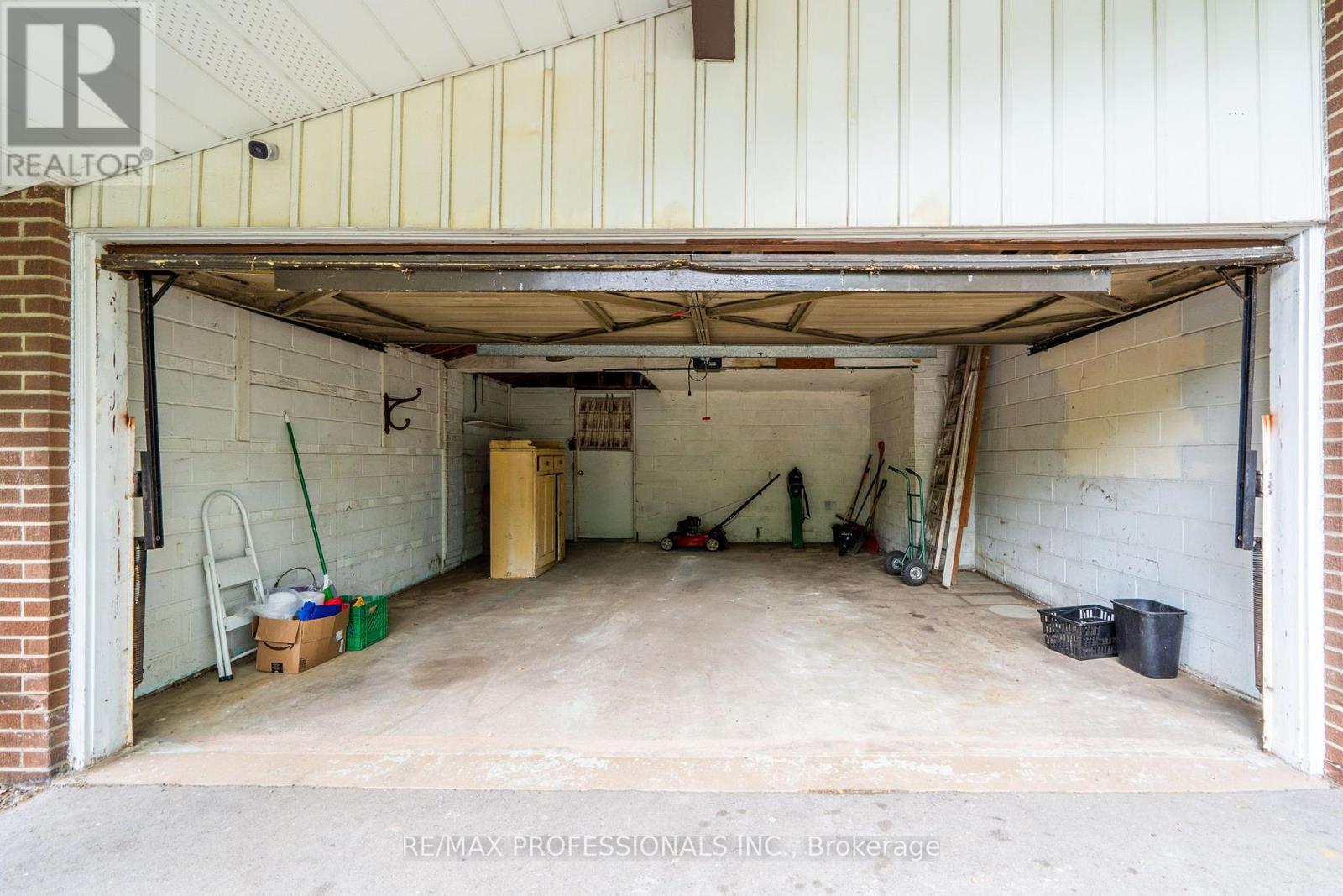 925 RUNNINGBROOK DRIVE - 22