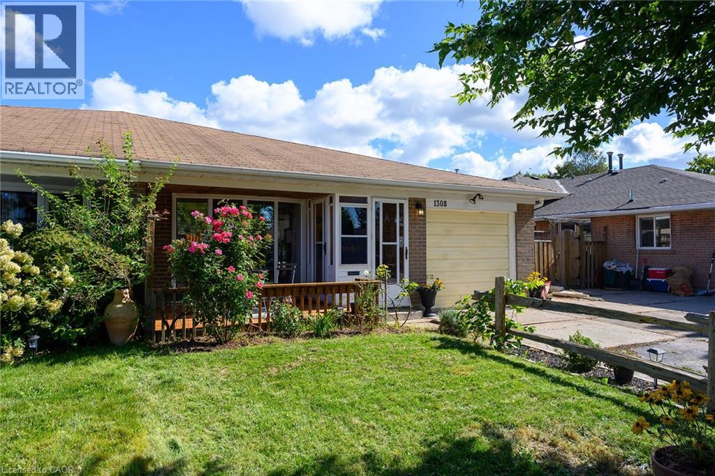 1308 REDBANK Crescent - 2