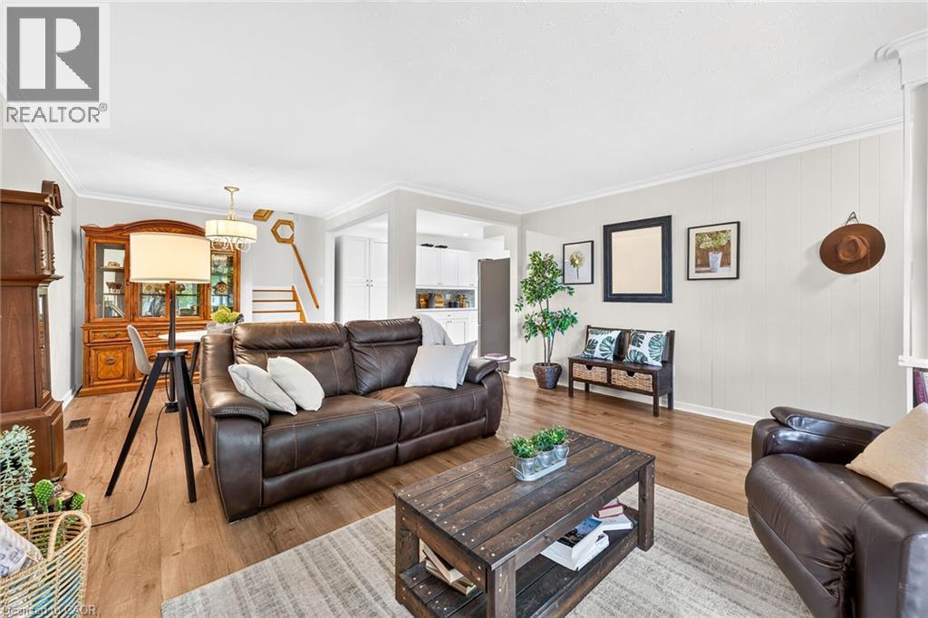 1308 REDBANK Crescent - 8