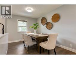 Living room - 1051 8 Avenue Ne, Calgary, AB T2E1X3 Photo 7