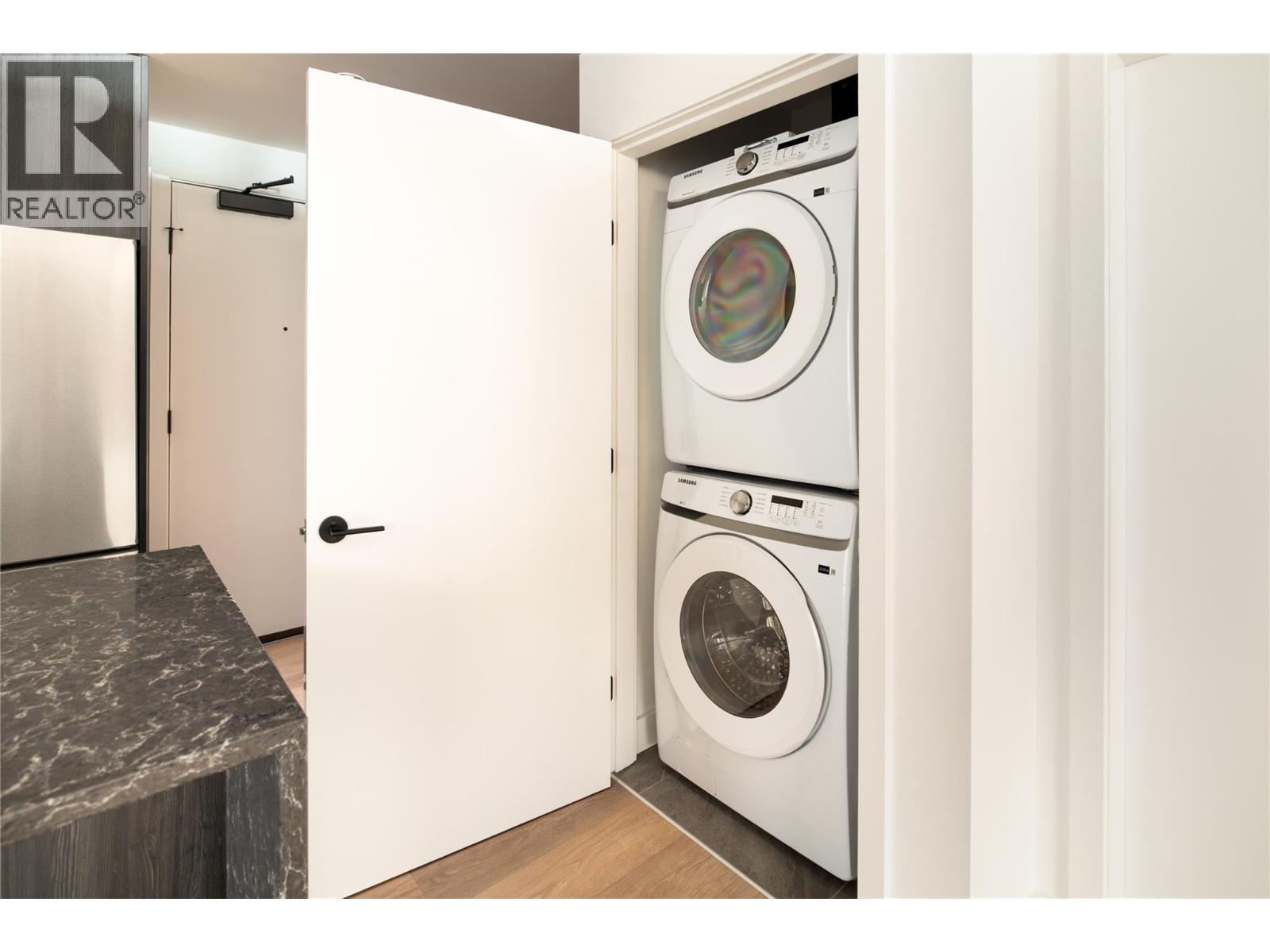 #512 3051 Abbott Street - 38