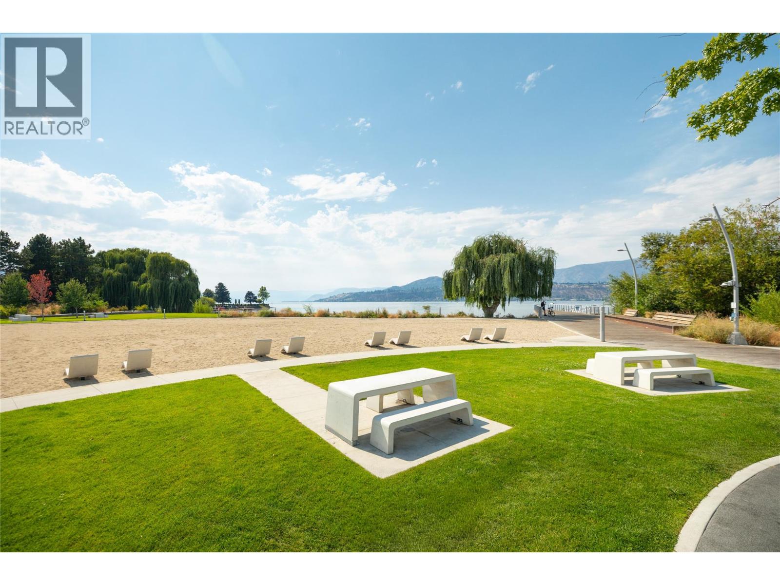 #512 3051 Abbott Street - 55