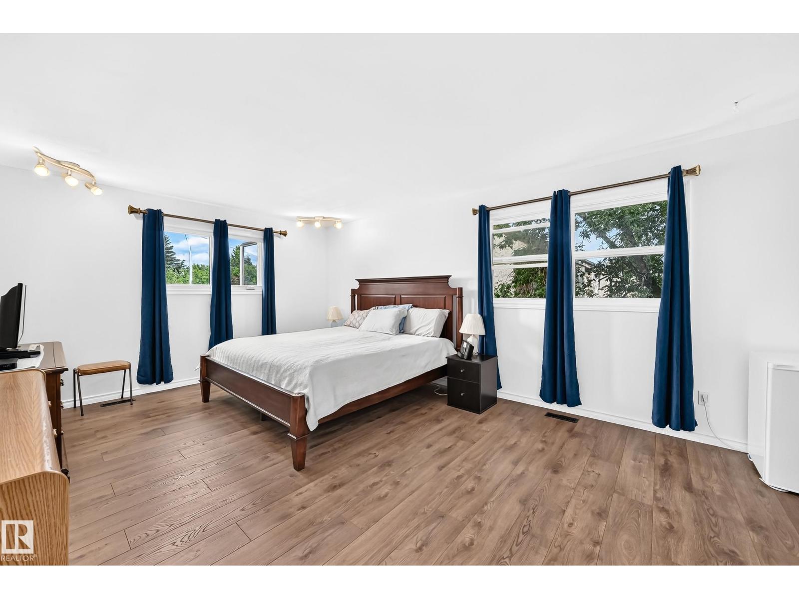 10451 26 AV NW - 32