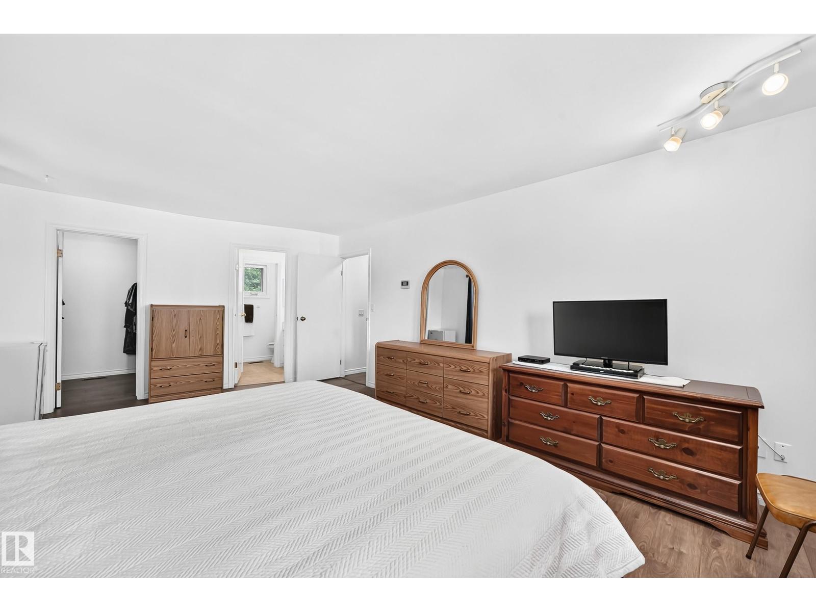 10451 26 AV NW - Image 34