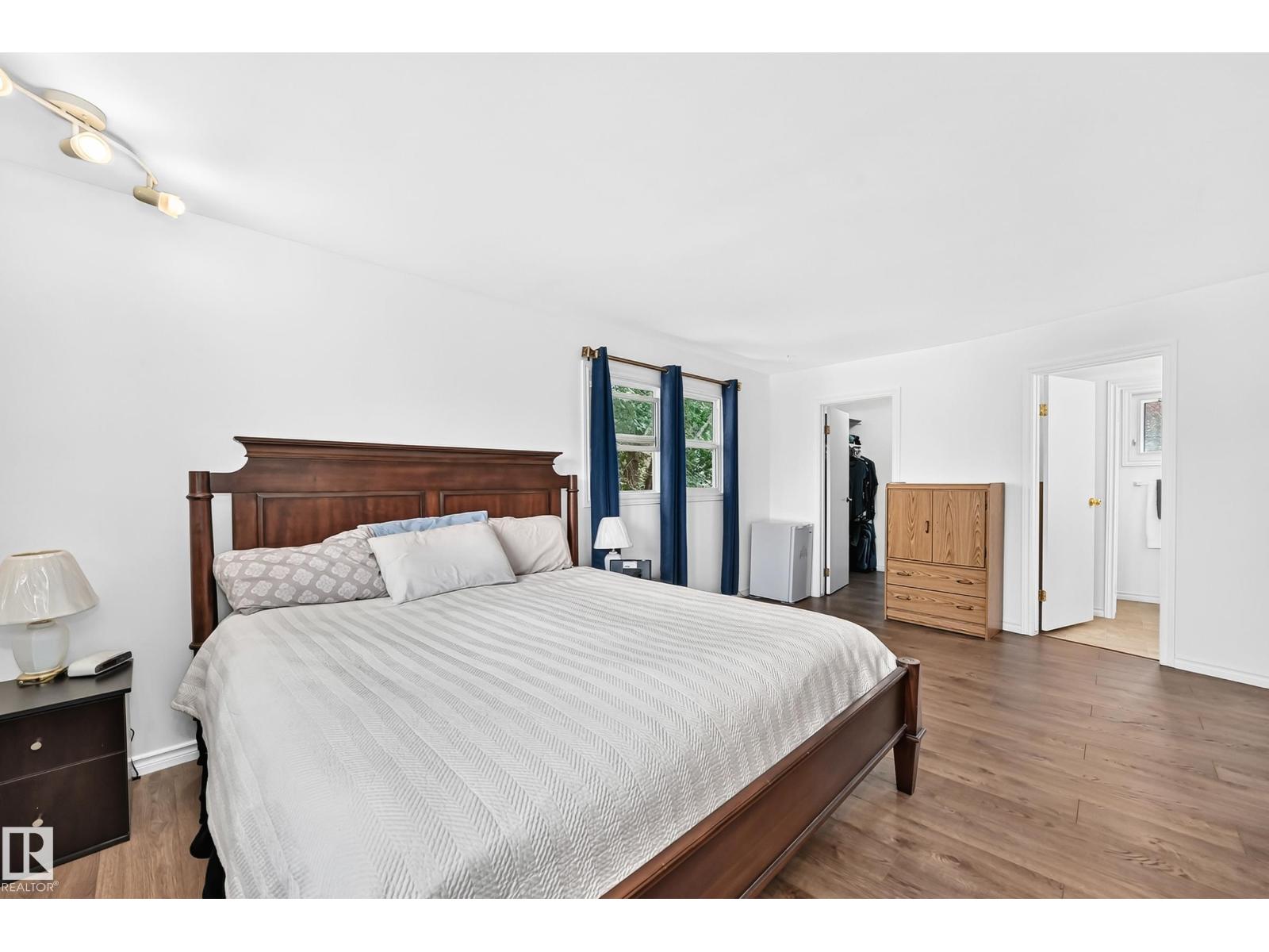 10451 26 AV NW - 35