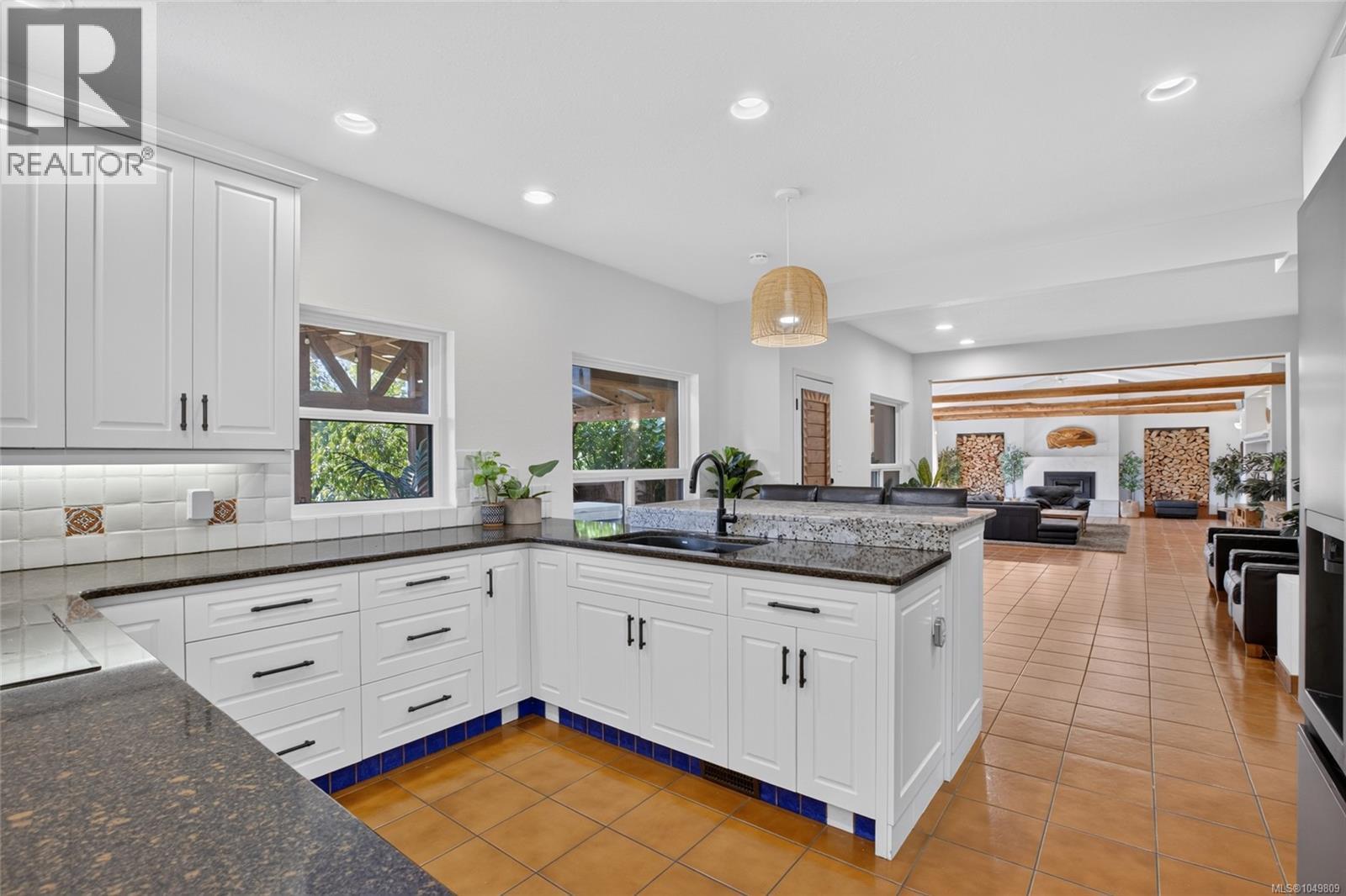 5225 Island Hwy N - 7